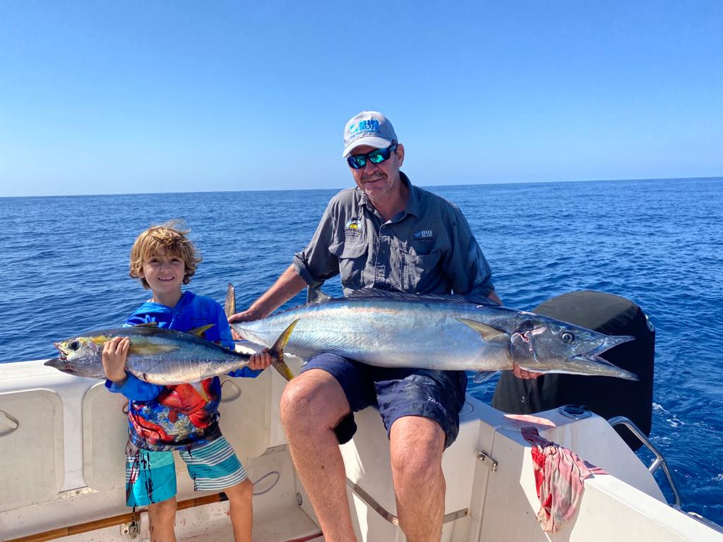 Mozambique SportFishing – Triple hookup with Pieter Du Plessis catching a 22-kg wahoo and Duarte Jnr. a +-8 kg YFT on spinning tackle…a fish that, as he later put it; Really hurt my nuts!!!!!